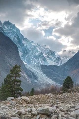 Abwaschbare Fototapete Blaue Jeans Berge des Kaukasus.