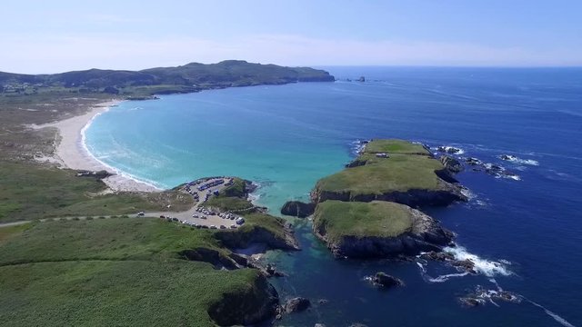 Playa de Santa Comba vista desde la costa hacia el mar.