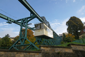 agen der dresdner schwebebahn schr&auml;g von unten