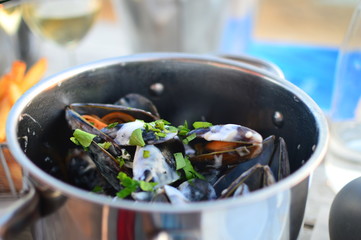 mussels in a saucepan