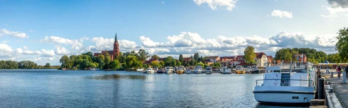 Marienkirche und Hafen in R&ouml;bel an der M&uuml;ritz, M&uuml;ritzsee, Deutschland