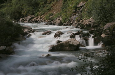 wildbach mit weichzeichnung