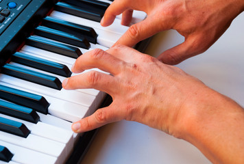 Obraz premium Man fingers with synthesizer. Pianist with instrument. Music background.