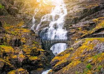 Afwasbaar Fotobehang Watervallen stenen brug en waterval op trollenweg