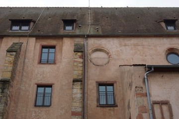 Naklejka premium Ausschnitt der Fassade einer ehemaligen Kirche in Wissembourg
