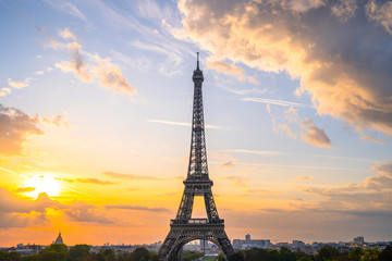 Naklejka premium Eiffel Tower at sunrise