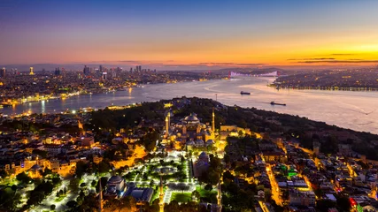 Luftaufnahme der Stadt Istanbul bei Sonnenaufgang in der Türkei. © tawatchai1990