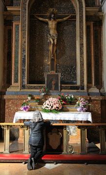 se&ntilde;ora mayor rezando en la bas&iacute;lica del pilar 4M0A9799-as19