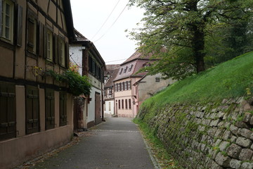 Historische Straße in Wissembourg im Elsass