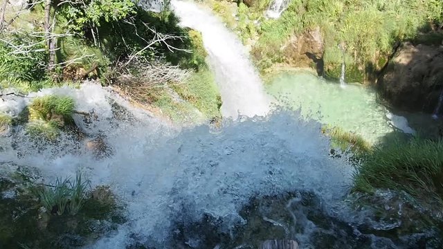 Cascadas con mucha agua cayendo muy deprisa a c&aacute;mara lenta, en Plitvice, Croacia, verano de 2019