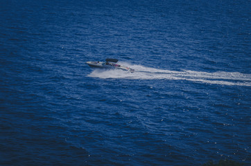 Naklejka premium boat on the sea