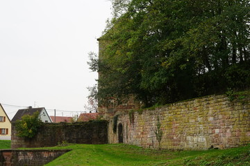 Blick auf die historische Stadtmauer von Wissembourg
