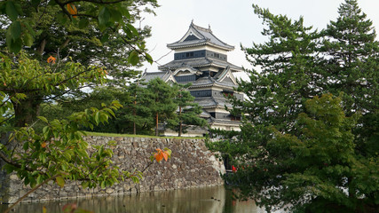 Obraz premium Black castle and garden with pond in Matsumoto, Nagano prefecture, Japan.