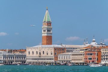 Fototapeta premium Tourists sightseeing in Venice's most famous square San Marco