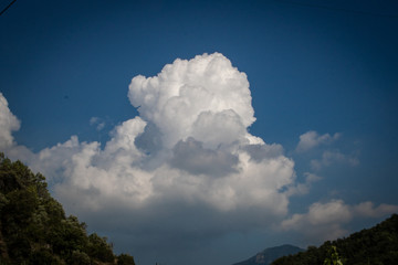 Una nuvola nel cielo