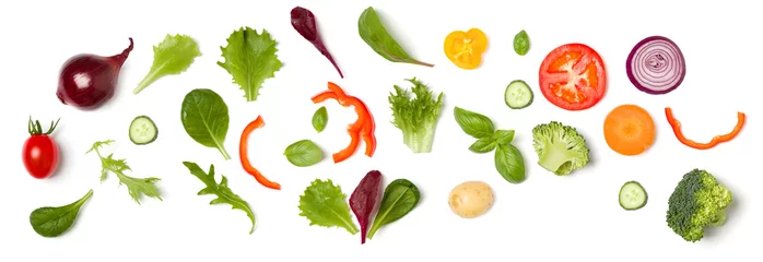 Foto auf Acrylglas Frisches Gemüse Kreatives Layout aus Tomatenscheiben, Zwiebeln, Gurken, Basilikumblättern. Flache Lage, Ansicht von oben. Lebensmittelkonzept. Gemüse isoliert auf weißem Hintergrund. Muster der Lebensmittelzutaten.