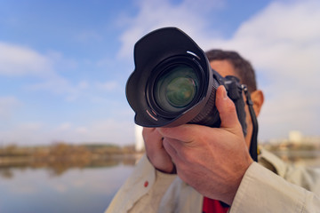 Obraz premium man with a camera. close-up.