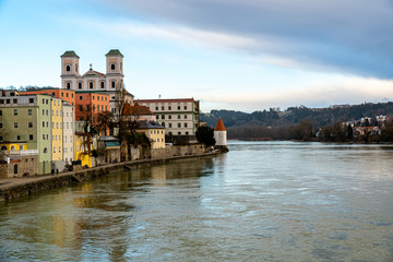 Obraz premium Some old buidlings in Passau in winter