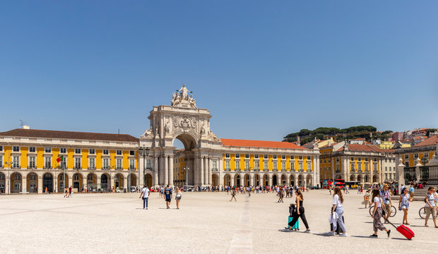 Arco da Rua Augusta and Pra&ccedil;a do Com&eacute;rcio on a busy summer day in Baixa, Lisbon City Centre.