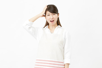 女性　エプロン姿
