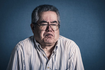 考えるシニア男性