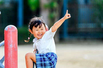 遊具で遊ぶ女の子