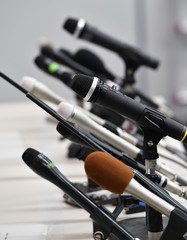 マイク　記者会見　新聞記者　マスコミ