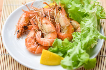 prawns shrimps cooked burnt barbecue with lemon and vegetable salad - shrimp grilled bbq seafood on white plate table food