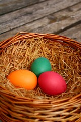 ostereier im korb