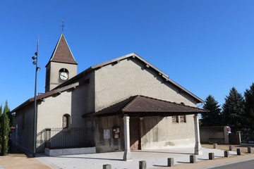 Fototapeta na wymiar Eglise catholique Saint Hippolyte dans le village de Chuzelles - Département de l'Isère - France 