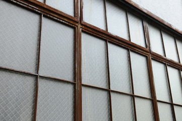 古い鉄枠の窓