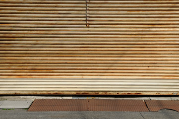 古いシャッター扉