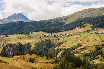 Fototapeta premium Ftan, Unterengadin, Dorf, Bergdorf, Wanderweg, Motta Naluns, Panoramaweg, Alpen, Sommer, Schweiz