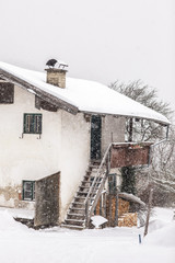 kleines Häuschen bei Schneefall