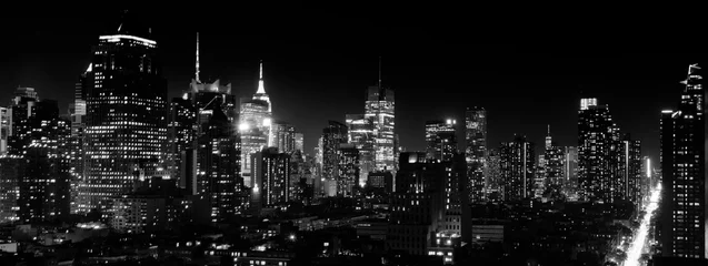 Foto op Plexiglas Panoramisch nachtzicht van Midtown Manhattan en Hell& 39 s Kitchen, zwart-wit © Euqirneto