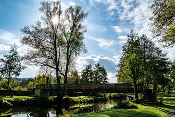 le pont de bois au dessus de la rivière