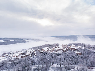 Fototapeta na wymiar Vue aérienne de Saint-Romain en bourgogne en hiver avec la neige