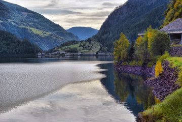 Fototapeta na wymiar beautiful view of a mountain lake in the autumn sunny day.