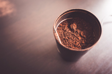 コーヒー豆をグラインダーで挽く 横