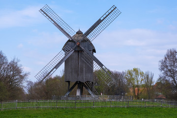 Fototapeta na wymiar Alte historische Windmühle in Hessen/Deutschland