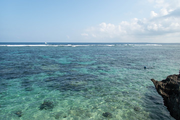 南国の絶景、エメラルドの海
