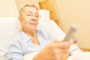 Seniorin als Patient im Pflegebett