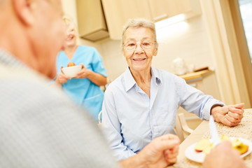 Senioren am Tisch im betreuten Wohnen