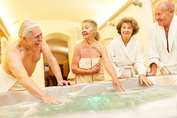 Senioren freuen sich auf den Whirlpool
