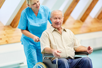 Senior Mann nach Schlaganfall im Rollstuhl