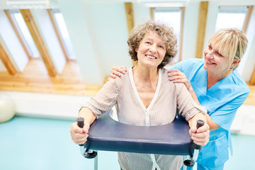 Glückliche Senior Frau und Reha Therapeutin