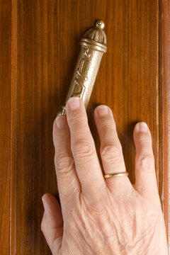 Touching the mesusah