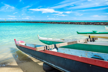 Fototapeta na wymiar ハワイのワイキキビーチに置かれたボートと青い海