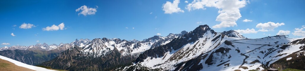 Gebirgs-Panorama in den Allgäuer Alpen, Schneereste an den Gipfeln im Frühjahr. Aussicht vom Fellhorn