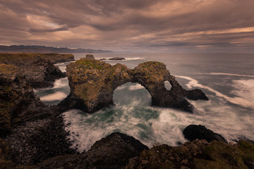 Obraz premium Gatklettur arch in Arnarstapi town in Snæfellsnes peninsula, West Iceland.